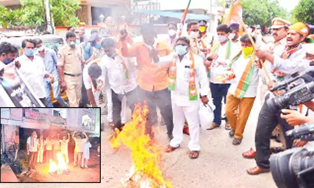 Congress leaders burning the effigy of the BJP government in UP at BJP office in Ongole on Thursday evening