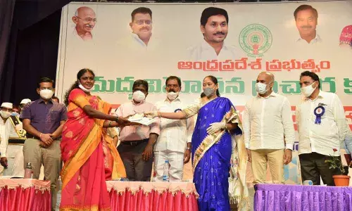 Deputy Chief Minister K Narayana Swamy, Home Minister Mekathoti Sucharita, MP Alla Ayodhya Rami Reddy, District Collector I Samuel Anand Kumar giving prizes to the winners in the short films’ competitions in Guntur on Friday