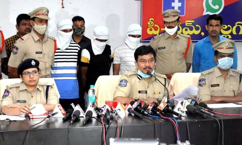 SP AV Ranganath briefing media with details about the arrested cyber criminals at a press meet
