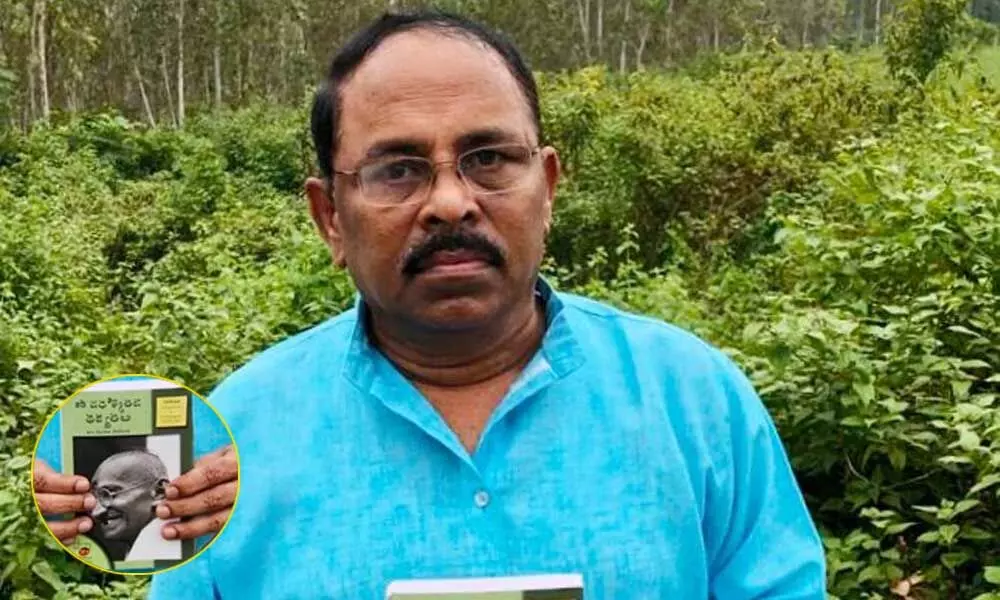 Former Vice-Chancellor of Adikavi Nannaya University M Mutyala Naidu with his favourite book ‘The Story of My Experiments with Truth’