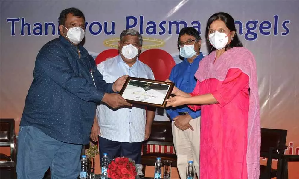 Apollo Hospital’s joint managing director, Dr Sangita Reddy felicitating a plasma donor at the ‘Thank You Plasma Angels’ programme organised by Telangana Plasma Donors Association (TPDA) in Hyderabad on Saturday