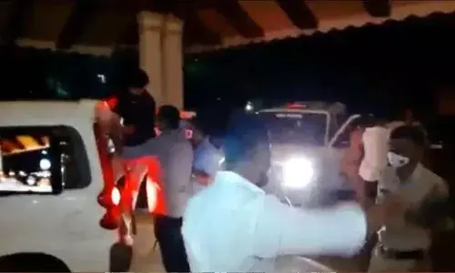 Congress workers stage midnight protest at Goa hotel to meet Javadekar