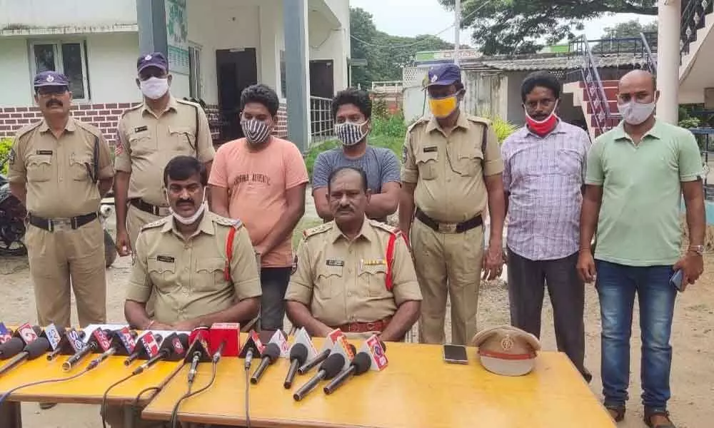 Rural CI P Satyanarayana Reddy producing two persons of a four-member cheating gang before the media in Khammam on Sunday