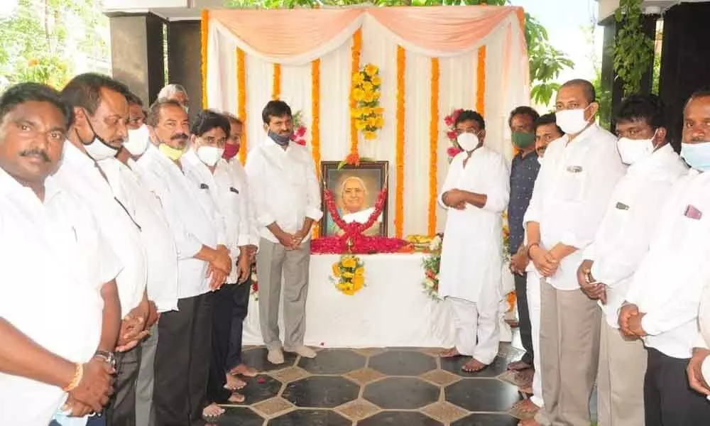 Former MP Ponguleti Srinivas Reddy paying tributes to MP Nama Nageswara Rao’s mother Nama Varalakshmi, at the MP’s house in Khammam on Sunday