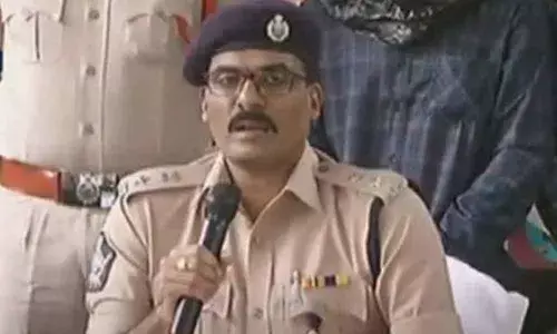 Guntur Police crack mobiles robbery case, seizes Rs. 4.5 lakh cash and a lorry