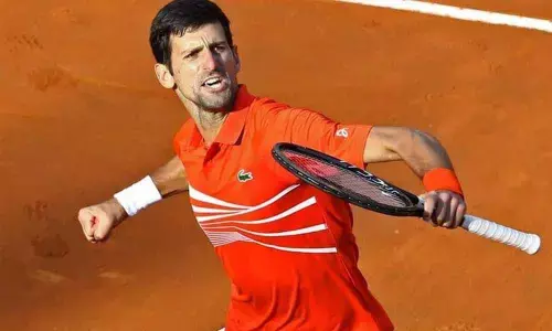 Djokovic advances, Muguruza crashes out