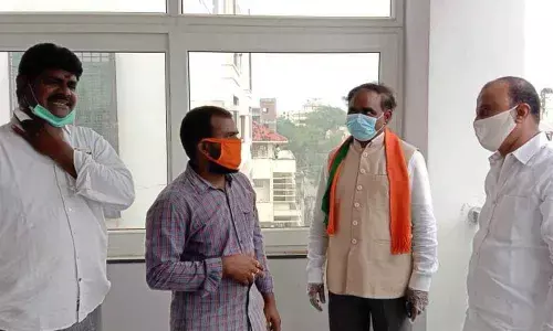 Former minister and BJP leader Ravela Kishore Babu and others on Sunday visiting the BJP State office to be set up in Vijayawada