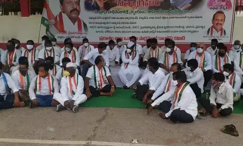 PCC chief S Sailajanath, Prakasam DCC president Sudhakar Reddy and other Congress workers protesting in front of the Collectorate in Ongole on Monday