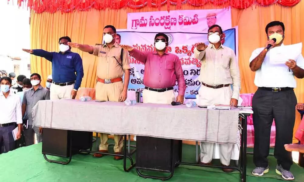 District Collector G Veera Pandiyan and SP Dr Fakkeerappa Kaginelli administer pledge to villagers against untouchability