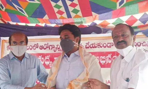 VMC Commissioner Prasanna Venkatesh being felicitated in Vijayawada on Tuesday