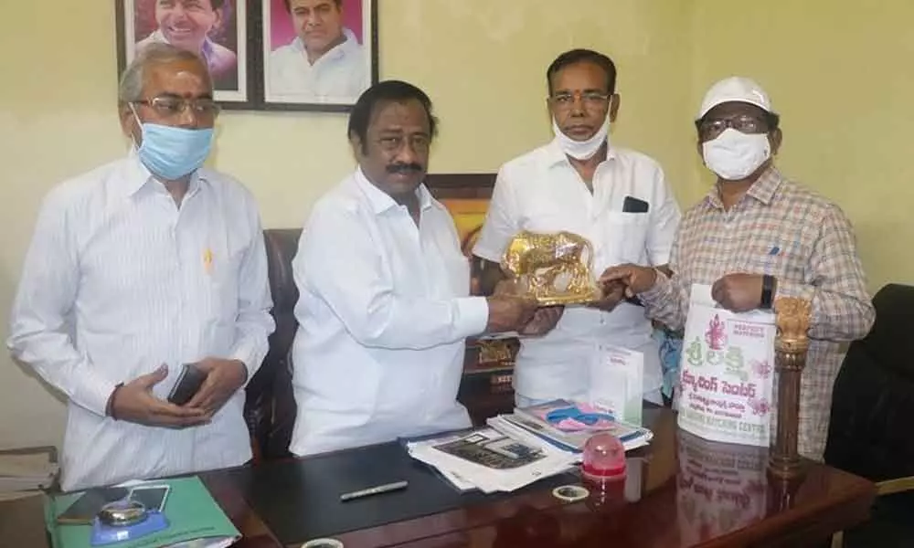 Maharshi Gausala representatives felicitating Mayor Gunda Prakash Rao in Warangal on Wednesday