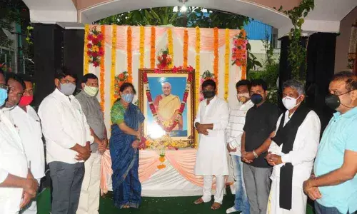 Mahabubabad MP M Kavitha paying tributes to Nama Varalakshmi