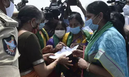 Amaravati Mahila JAC leaders submitting a memorandum on Nirmala Sitharaman