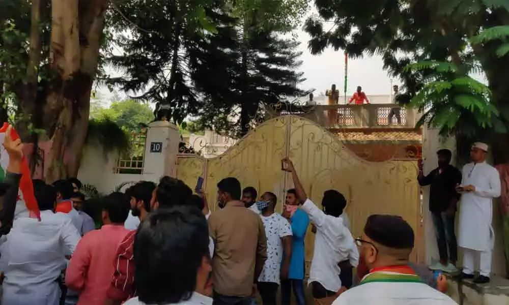 Congress lay seige to minister Mahmood Alis camp office