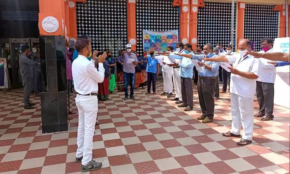 Tirupati: Railway staff takes pledge as part of Jan Andolan campaign