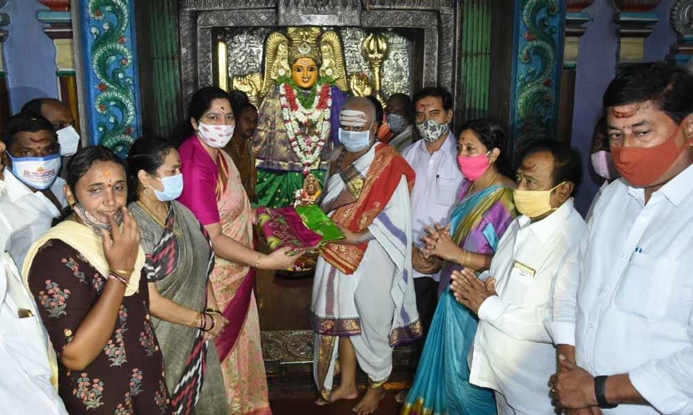 Warangal: First Bathukamma saree offered to Goddess Bhadrakali