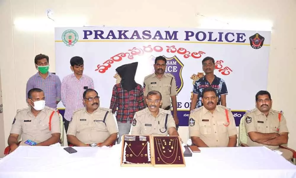 Markapuram DSP Nageswara Reddy giving details of the arrest of habitual offender in Markapuram on Friday