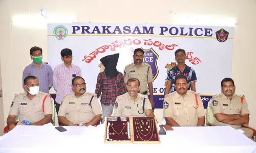 Markapuram DSP Nageswara Reddy giving details of the arrest of habitual offender in Markapuram on Friday