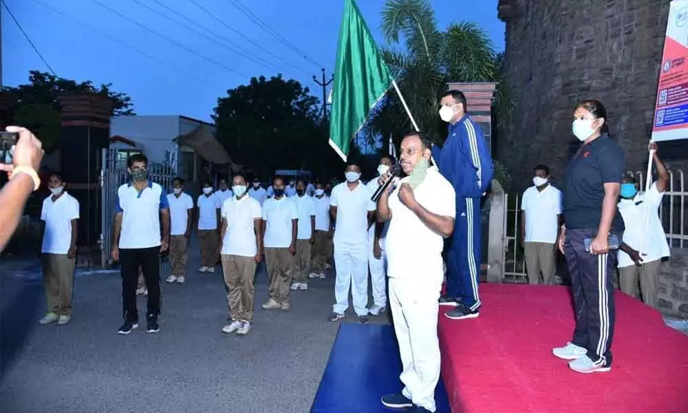 SP Dr Fakkeerappa Kaginelli flagging off the 5-km Grace Cancer Run from Kondareddy Fort in Kurnool on Saturday. ASP Gouthami Sali is also seen