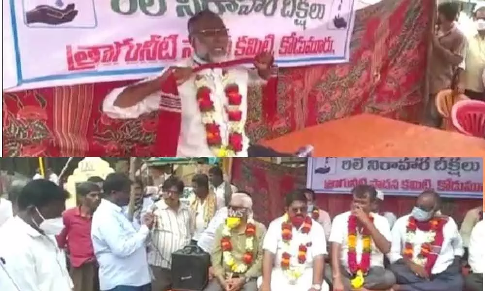 A CPM activist attempts to strangle himself with shawl when police forcibly lifting the activists in Kodumur (Top); Activists of CPM, CPI, TDP and Taaguneeti Sadana Committee staging a relay hunger strike at Kodumur on Saturday (Bottom)