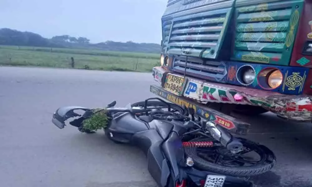 Telangana: 1 killed, 3 injured after lorry rams into bike in Wardhannapet