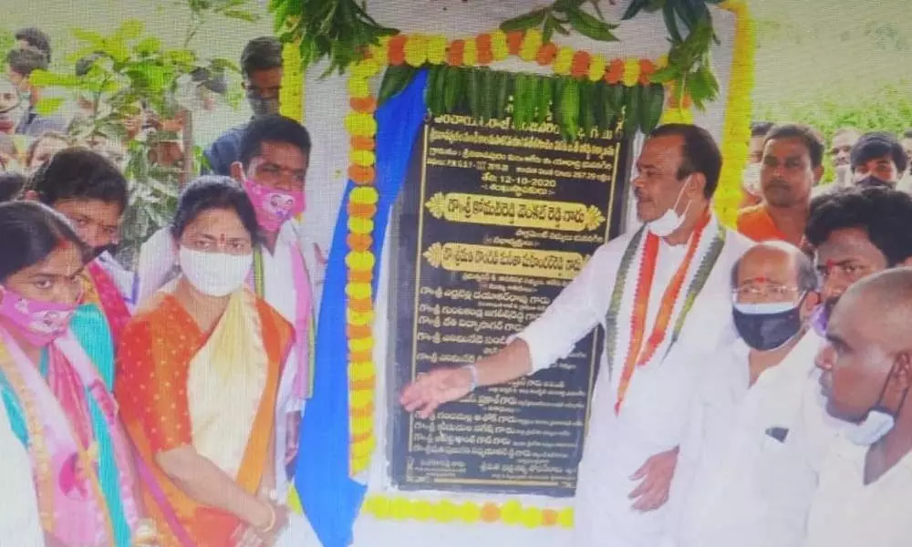 Bhongir MP Komatireddy Venkat Reddy laying foundation stone for BT road constrctuion