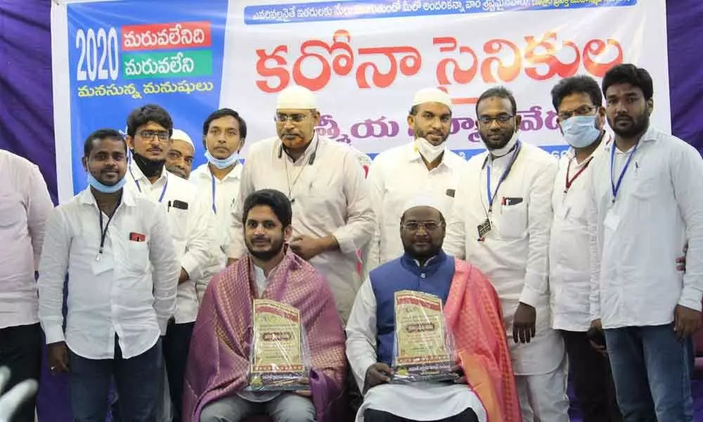 Jamat-e-Islami Hind felicitating representatives of corona warriors at YMVA hall in Rajamahendravaram on Monday