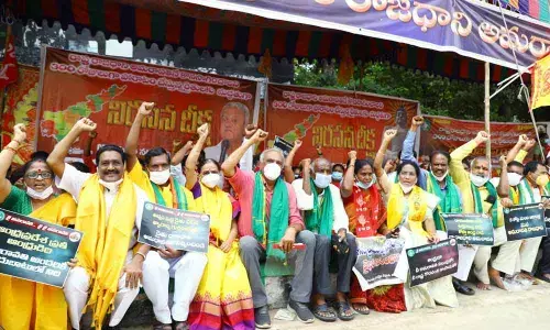 CPI national secretary K Narayana taking part in hunger strike in solidarity with Amaravati farmers at RDO office in Tirupati on Monday