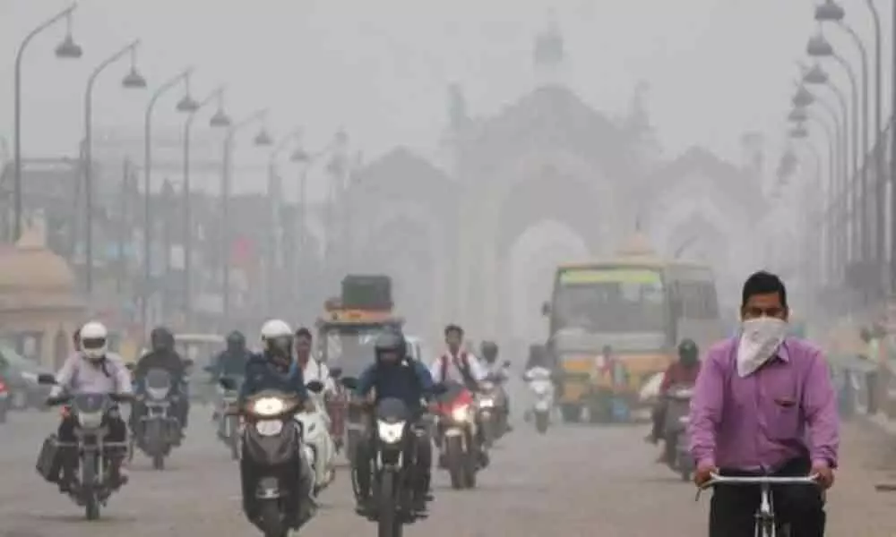 Delhi records seasons worst air day, AQI mounts to 304