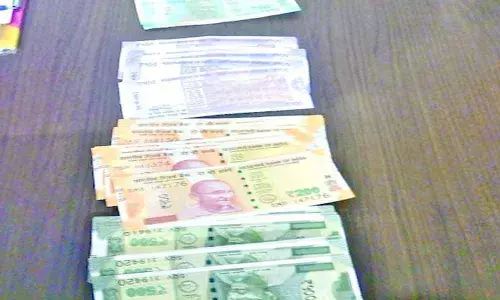 Guntur: Police arrests two persons for  printing and circulating fake currency