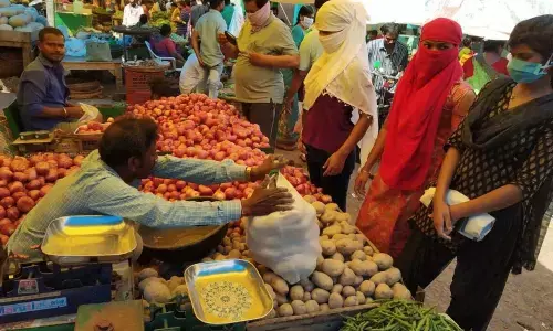 Civic body to issue ID cards to street vendors, traders