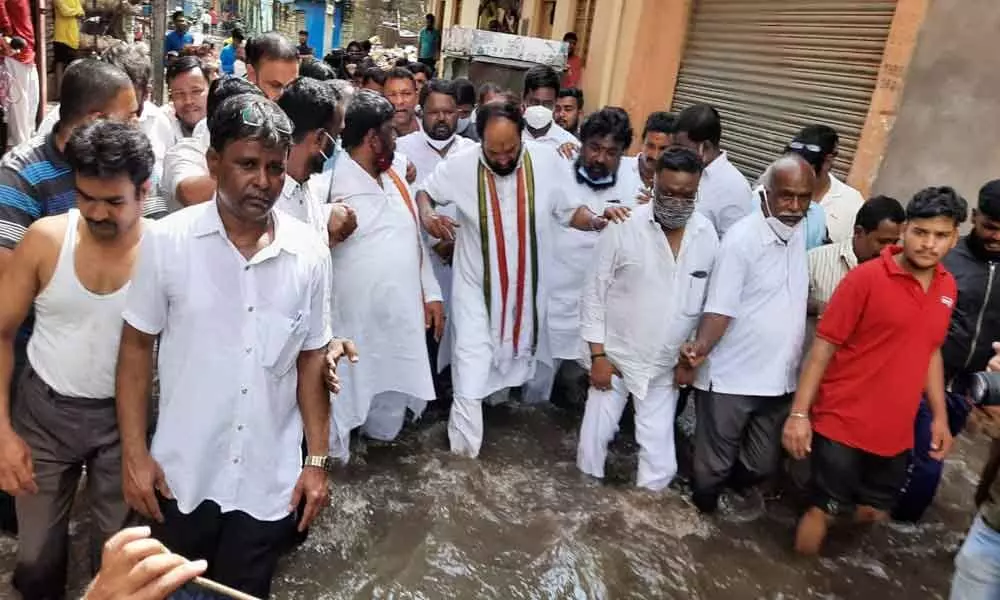 Congress leaders tour submerged areas in Hyderabad
