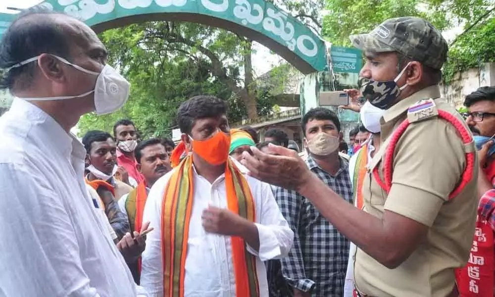 Police arguing with BJP district president Galla Satyanarayana and Kisan Morcha State president K Sridhar Reddy during a protest at Rythu Bazar