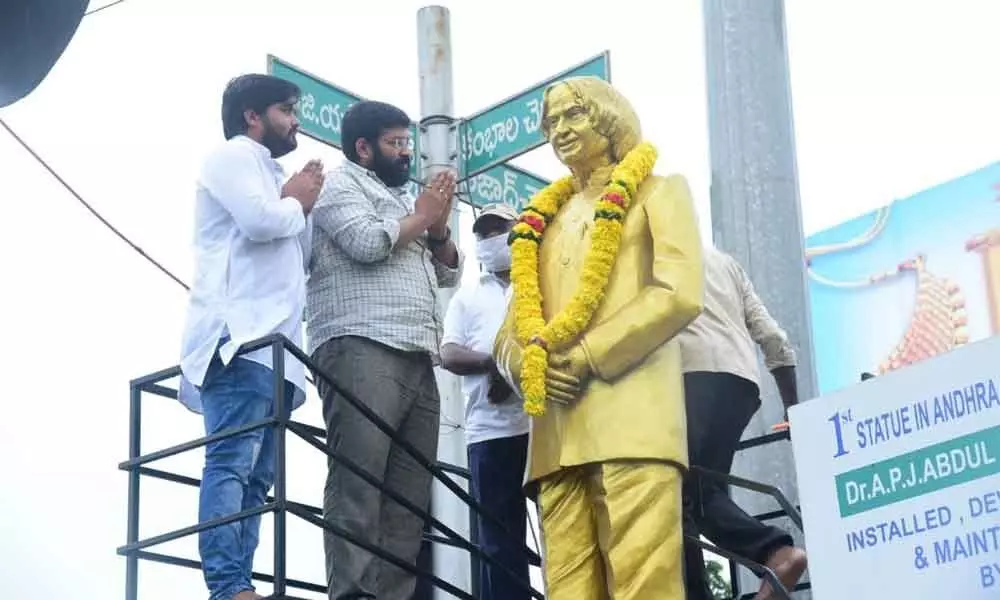 Rajanagaram MLA Jakkampudi Raja paying tributes to Abdul Kalam in connection with his Jayanthi in Rajamahendravaram on Thursday