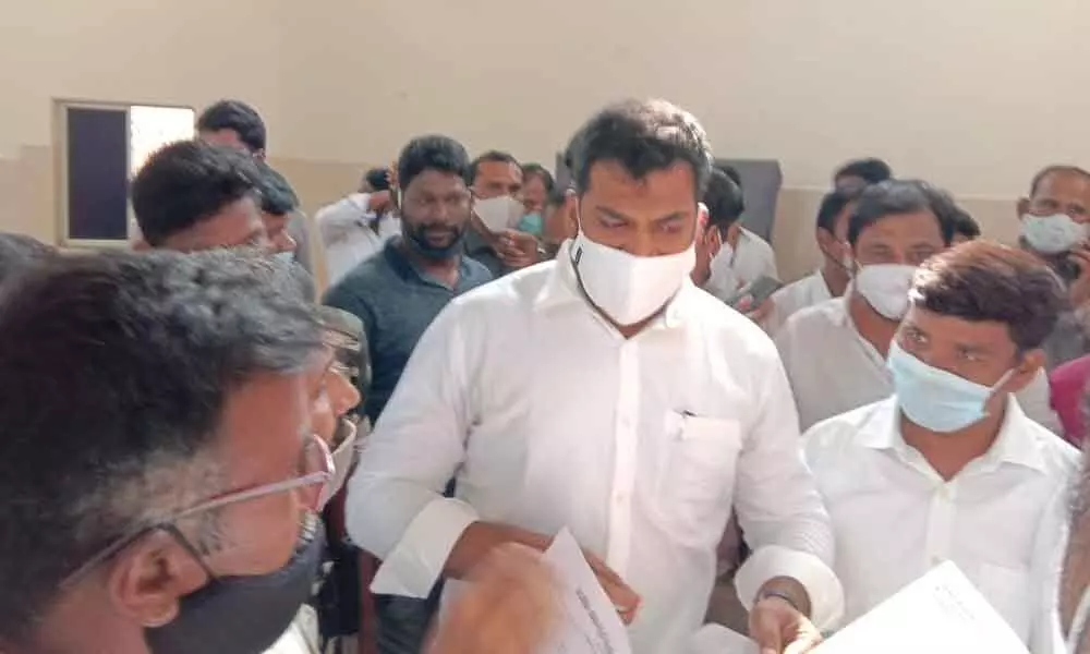 Members of Jangama Maheshwara Sankshema Sangam submitting a representation to Irrigation Minister Anil Kumar Yadav on construction of Kumara Viharam project in Srisailam, in Kurnool on Friday