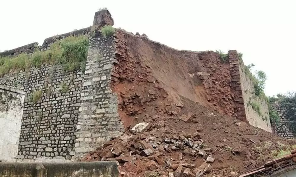 Khilashapur Fort Collapsed in Jangaon