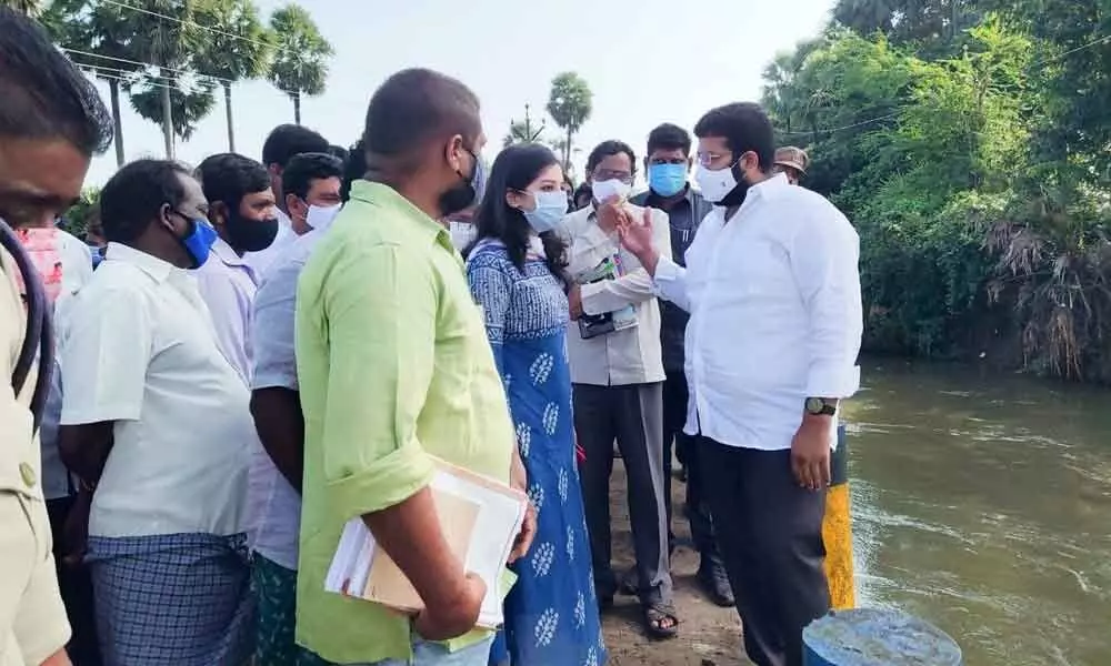 Rajanagaram MLA Jakkampudi Raja and Sub-Collector Anupama Anjali speaking to farmers at Mirthipadu on Friday
