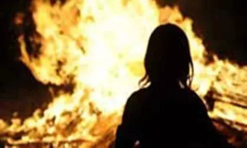 Khammam girl who was set on fire for resisting rape dies in Hyderabad