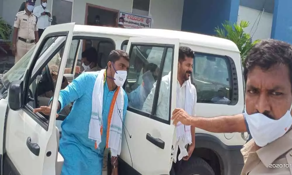Congress leaders arrested on their visit to Kalwakurthy project