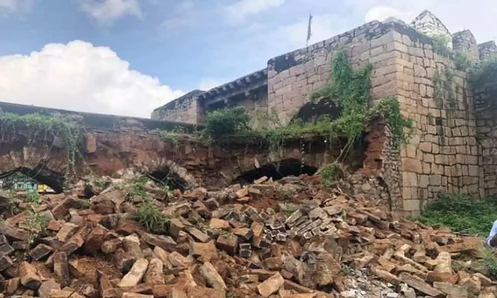 Golconda fort wall collapses