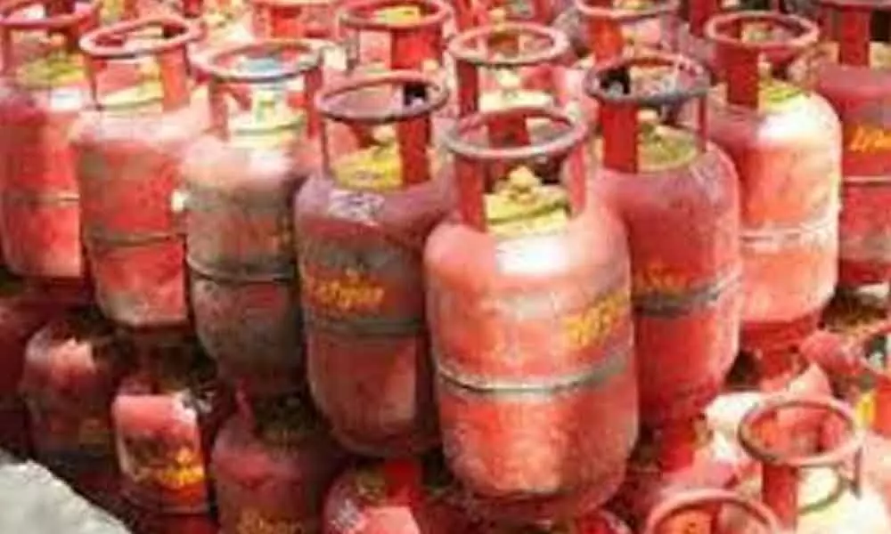 LPG delivery boys fleecing consumers