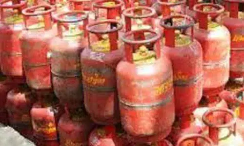 LPG delivery boys fleecing consumers