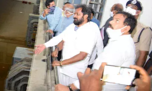 Excise Minister Srinivas Goud visits inundated KLI pump house