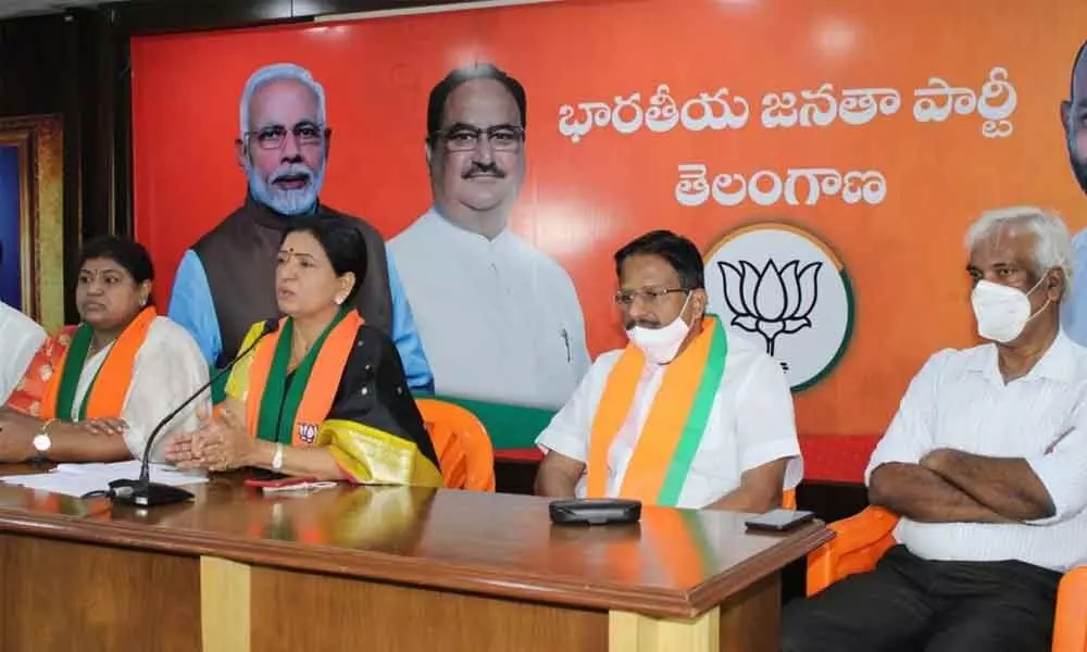 Bharatiya Janata Party national vice-president DK Aruna addressing a press conference in Hyderabad on Sunday