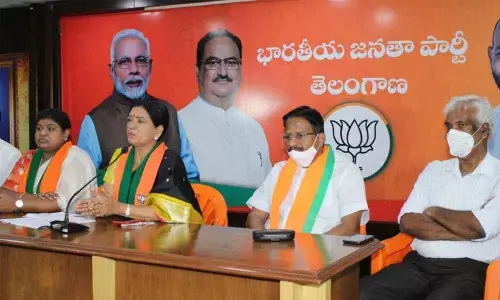 Bharatiya Janata Party national vice-president DK Aruna addressing a press conference in Hyderabad on Sunday