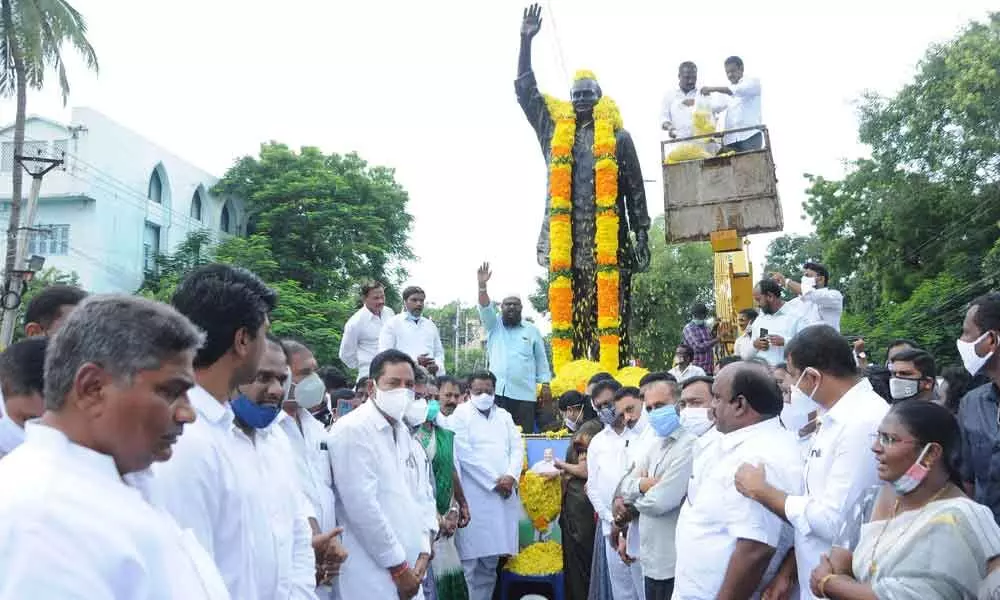 District In-charge Minister Ch Sri Ranganatha Raju and Home Minister Mekathoti Sucharitha paying tributes to late Chief Minister Dr Y S Rajasekhara Reddy at his statue in Guntur on Monday