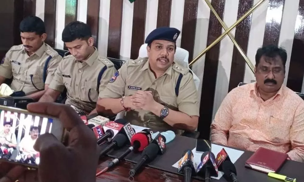 Superintendent of Police Sangram Singh G Patil speaking to the media in Mulugu on Monday