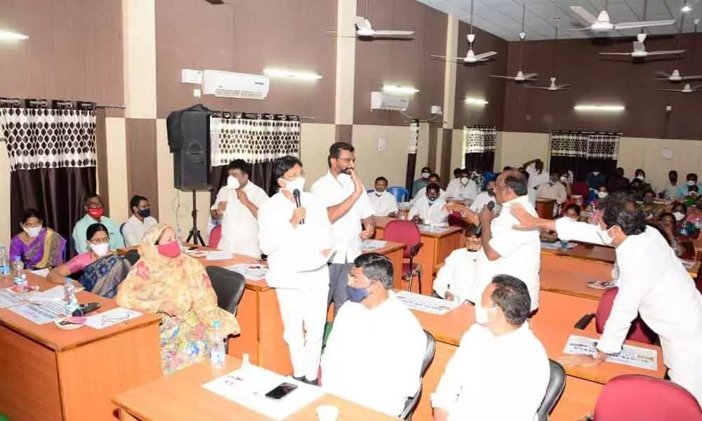 Corporators of Congress and CPM arguing with the TRS corporators at Municipal Corporation general body meeting in Khammam on Tuesday