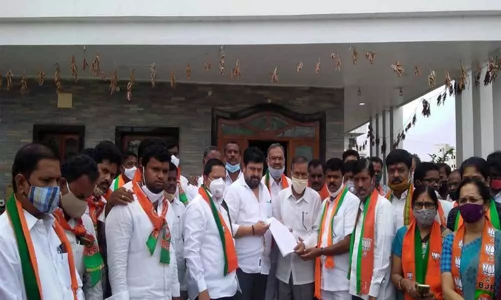 BJP MLC N Ramachandra Rao and leaders during the Graduate MLC constituency voter registration programme in Mahabubnagar on Tuesday