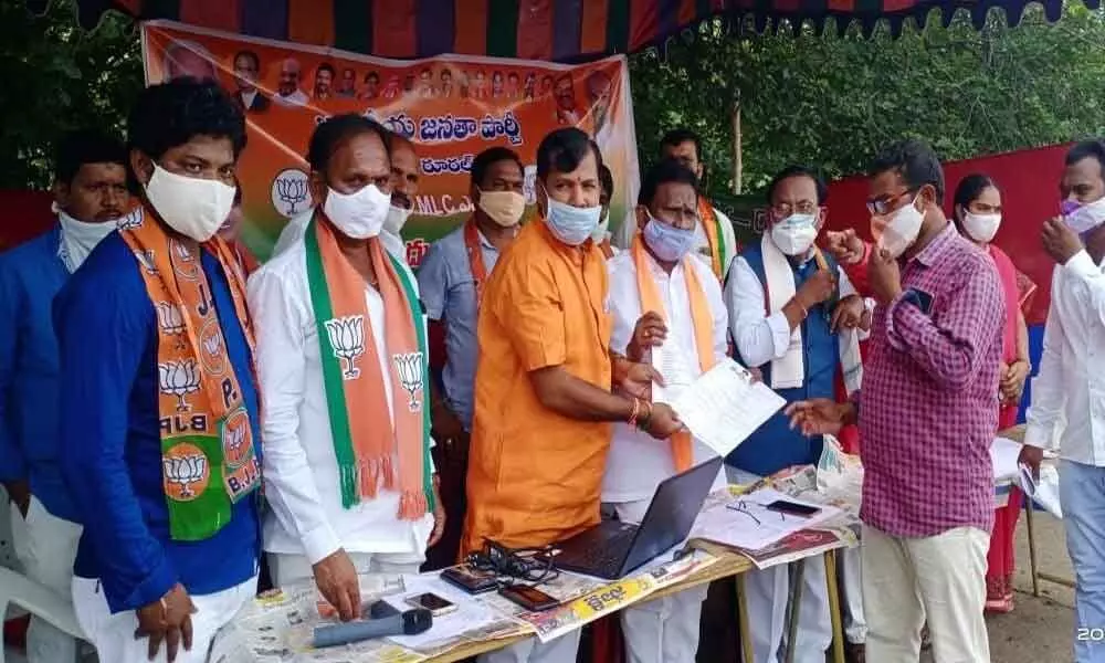 BJP national OBC Morcha member and former MLA Vannala Sriramulu, rural district president Kondeti Sridhar and rural district former president Edla Ashok Reddy at the enrollment drive in Warangal on Tuesday